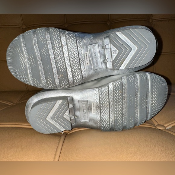 “DONATED”
Hunter, Youth Girls Metallic Silver Rain Boots w/ Socks, Sz US 3B/UK 2 - Picture 4 of 8